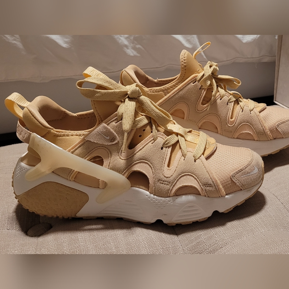 Nike Hurrache Tan and Cream Athletic Sneakers